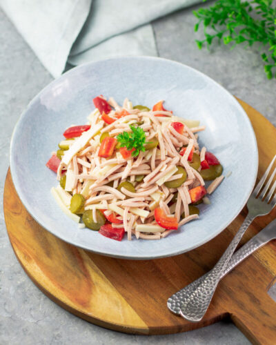 Leckerer Low Carb Wurstsalat mit Käse und ohne Zucker