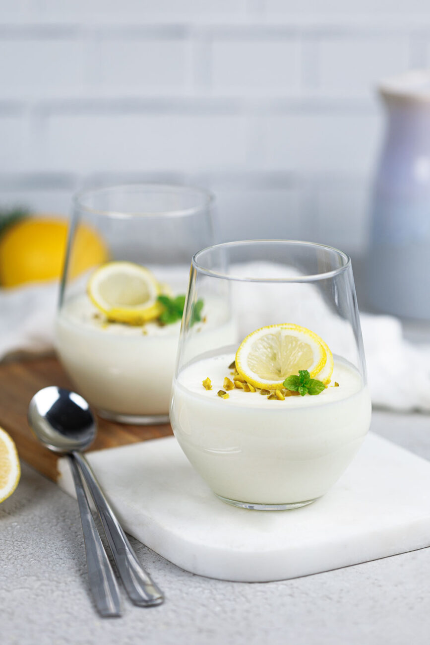 Erfrischendes Low Carb Zitronen-Buttermilch-Dessert