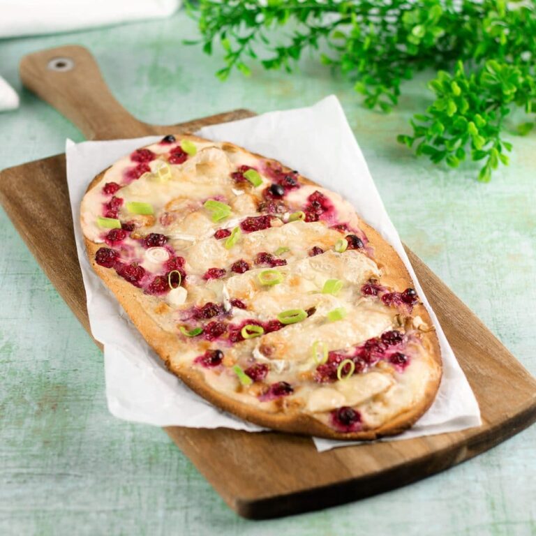 Der Johannisbeer-Flammkuchen mit Camembert ist lecker, deftig süß und Low Carb sowie glutenfrei.