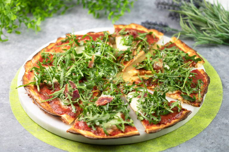 Die Käseboden-Pizza ist ein leckeres Low Carb Gericht. Das Rezept ist schnell gekocht und schmeckt einfach klasse!