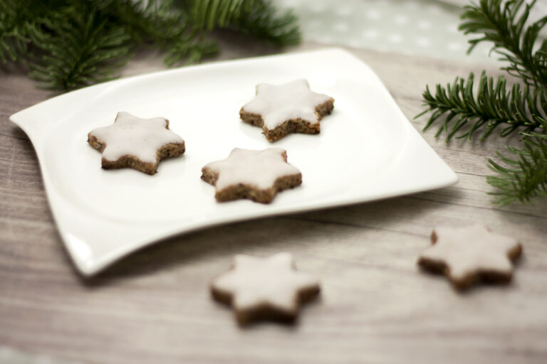 Die Chia-Zimtsterne sind leckere Zimtsterne ohne Zucker und ohne Mehl. Somit sind die Weihnachtsplätzchen Low Carb und glutenfrei.