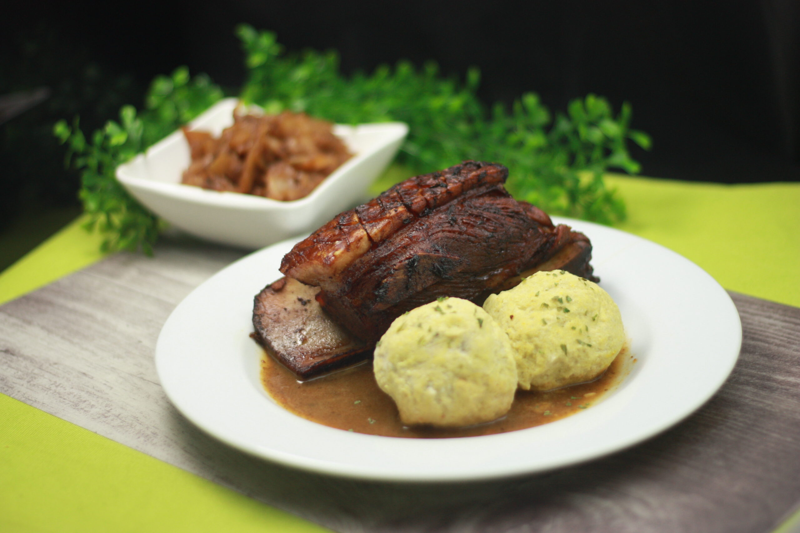 Das fränkische Schäufele mit Low Carb Kartoffelköße ist ein deftiges Sonntagsessen.