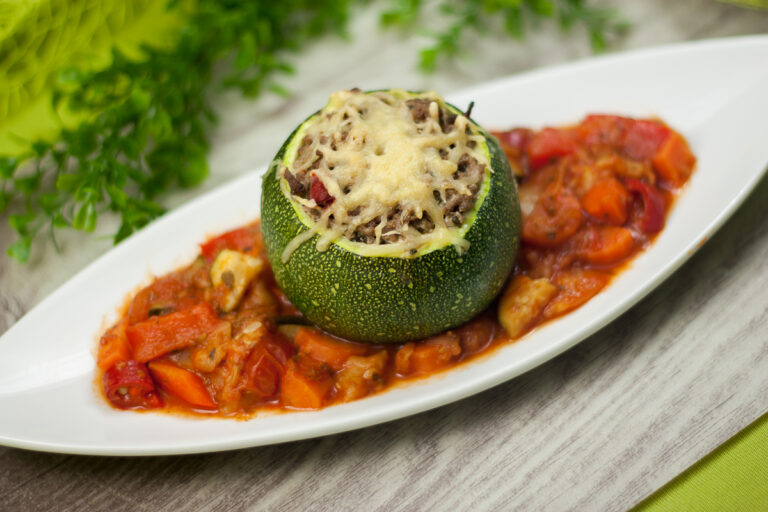 Die gefüllte Zucchini ist ein echter Low Carb Klassiker!