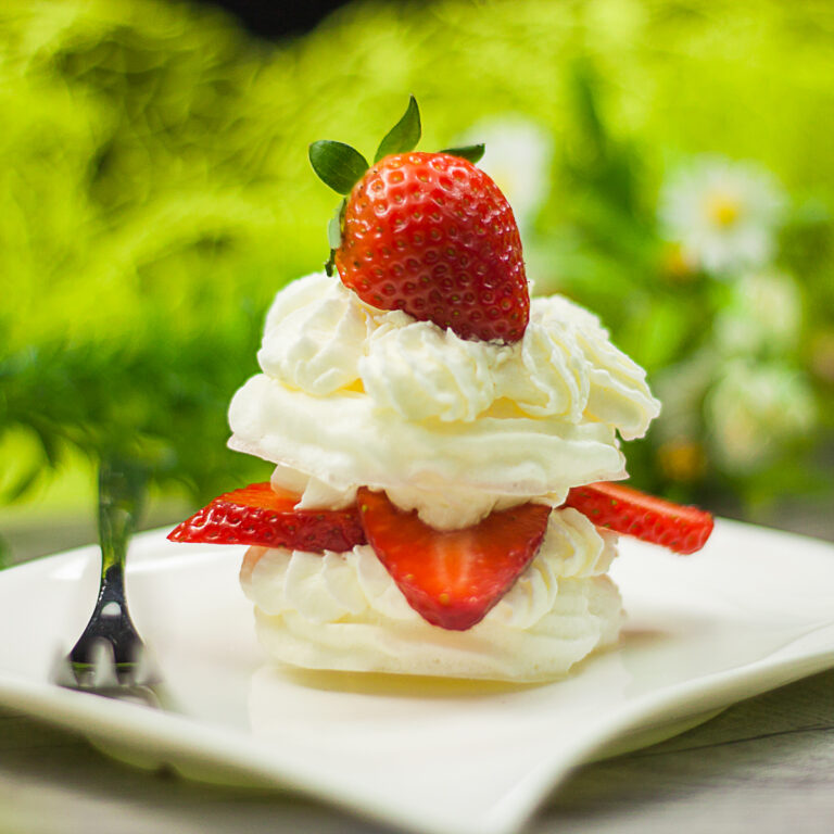 Low Carb Pavlova mit Erdbeeren