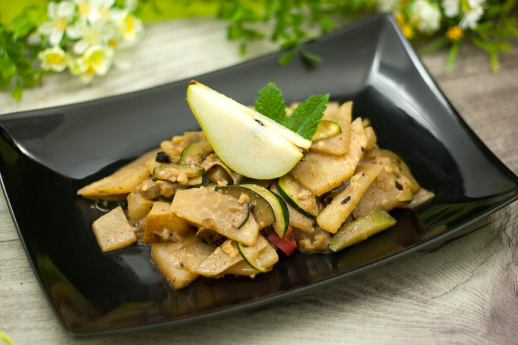 Vegane Kohlrabi-Zucchini-Pfanne mit Birnenstückchen