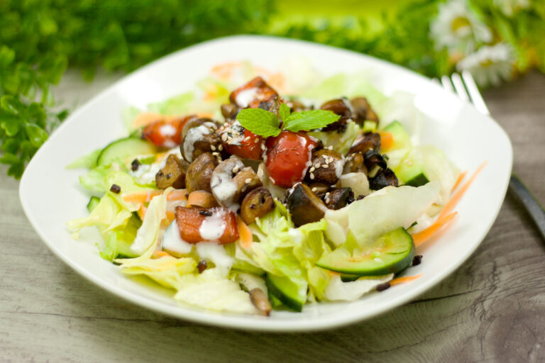 Der Salat mit Knobi-Pilze ist lecker und Low Carb. Das Rezept ist einfach zu kochen und schmeckt gerade im Sommer.
