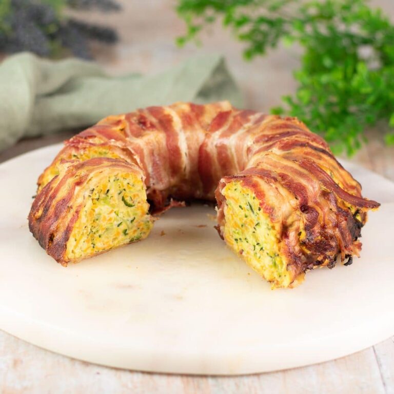 Der Gemüse-Bacon-Ring ist ein leckeres Low Carb Hauptgericht was zudem auch noch glutenfrei ist. Das Rezept ist einfach gekocht und schmeckt super.