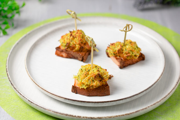 Die Fleischkäs-Rösti-Happen sind leckere Häppchen die perfekt als Fingerfood serviert werden können. Außerdem sind sie ohne Kohlenhydrate und glutenfrei.