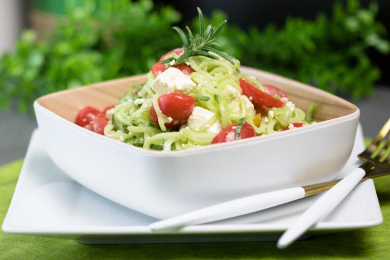 Gurken-Tomaten-Salat Low Carb glutenfrei und perfekt zum grillen, als Beilage oder als Hauptgericht im Sommer. Mittagessen ohne Kochen