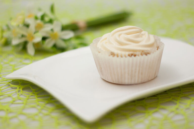 Die Pfirisch-Maracuja-Cupcakes sind lecker, Low Carb und perfekt für einen Geburtstag!