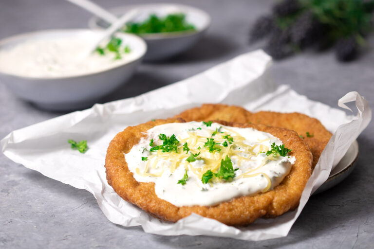 Der Low Carb Langos ist eine leckere kohlenhydratarme Alternative zum ungarischen Original. Er ist zudem glutenfrei.