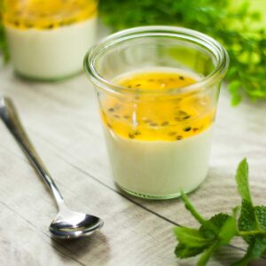 Das Limetten-Maracuja-Dessert ist ein leckeres Low Carb Dessert. Es schmeckt am besten im Sommer und ist sehr erfrischend, glutenfrei und zuckerfrei.