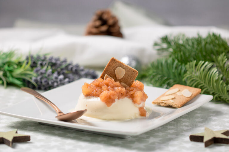 Das leckere Panna Cotta mit Apfel-Zimt-Kompott ist ein perfektes Dessert für Herbst und Winter.