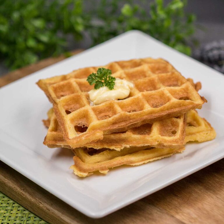 Die Parmesan-Waffeln eignen sich fürs Eierfasten. Das Rezept ist Low Carb und Keto.