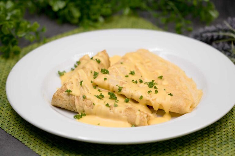 Die Pfannkuchen mit Hollandaise passen perfekt zum Eierfasten und sind zudem auch noch Keto, glutenfrei und zuckerfrei.