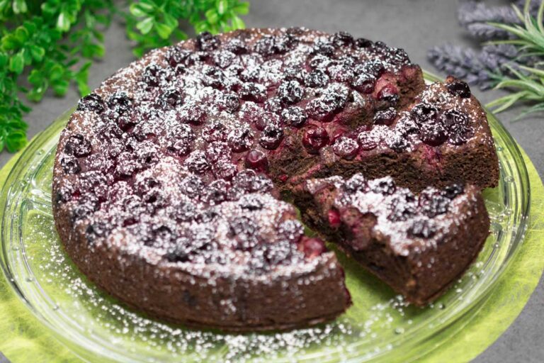 Der Schoko-Kirschkuchen ist ein leckerer Low Carb Kuchen. Das Rezept ist zudem ohne Zucker und ohne Mehl.