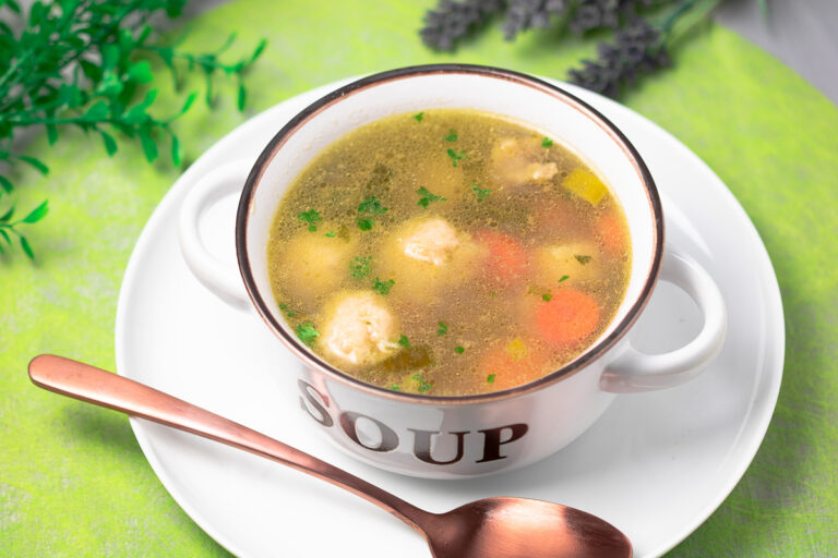 Die Blumenkohl Nockerl-Suppe ist Low Carb, glutenfrei und wärmt von innen.