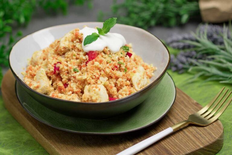 Der falsche Couscous-Salat aus Blumenkohl ist ein leckeres Low Carb Gericht.