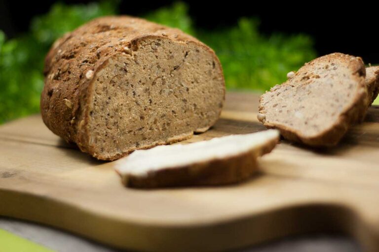 Das helle Körnerbrot ist lecker, hat einen guten Biss und ist zudem auch noch glutenfrei und Low Carb.