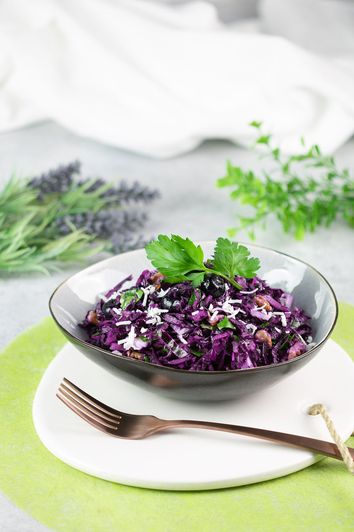 Low Carb Rotkraut-Salat mit Ziegenkäse, Walnüsse und Beeren