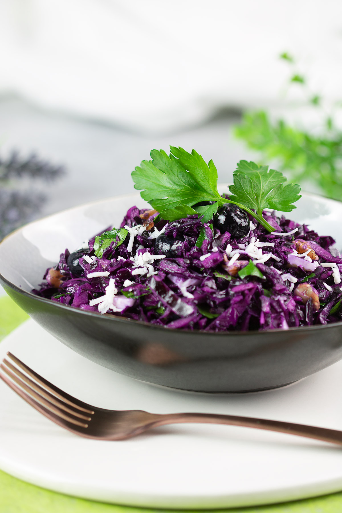 Low Carb Rotkraut-Salat mit Ziegenkäse, Walnüsse und Beeren