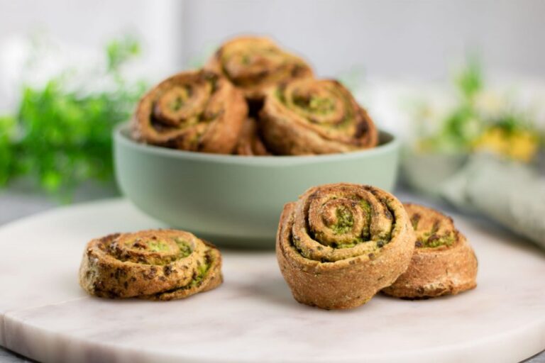 Die Bärlauch-Schnecken sind lecker und ein perfektes Fingerfood für den Frühling. Denn mit frischem Bärlauch werden die kleinen Schnecken am besten.