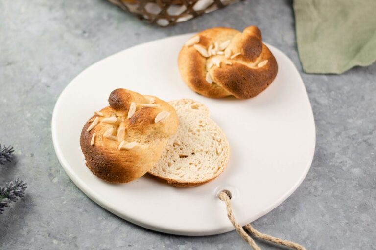 Die Osterbrötchen sind kleine Süße Brioche Brötchen die zu Ostern gegessen werden.