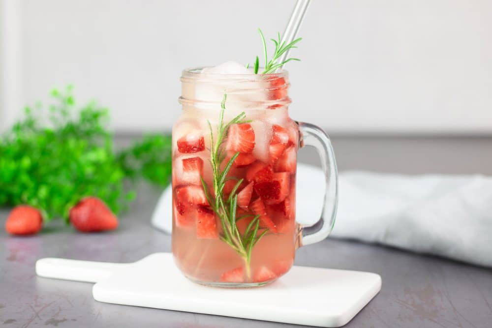 Der Strawberry Rosmary Cocktail ist ein leckerer Sommer-Cocktail der erfrischt, Low Carb und zuckerfrei ist.