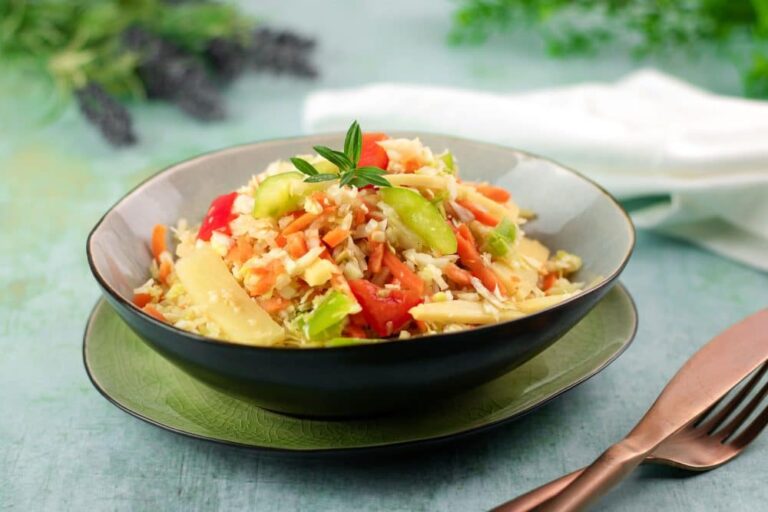 Der Krautsalat Asia Style ist ein Low Carb Salat der perfekt als Beilage zum Grillen taugt.