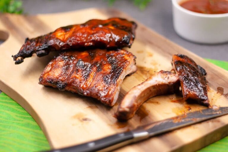 Die Spareribs sind mariniert in einer Low Carb Marinade