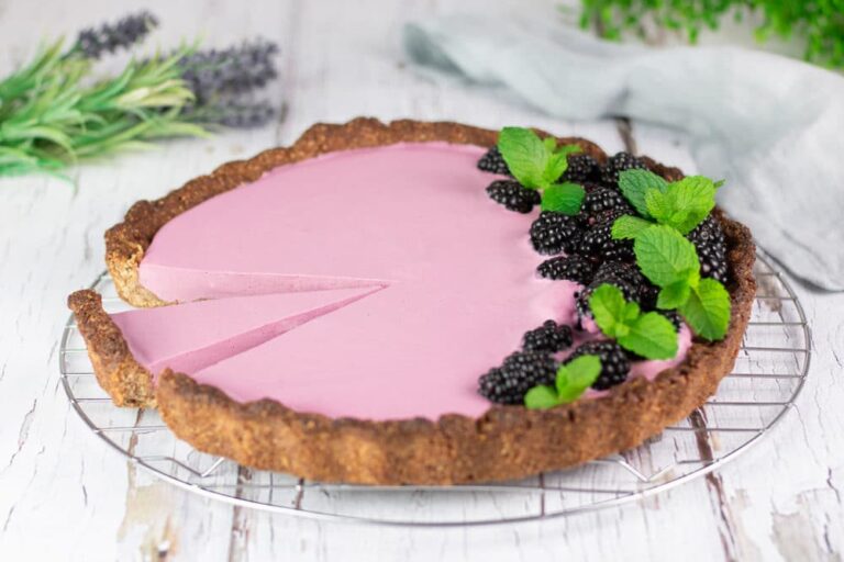 Die Brombeer-Tarte ist ein leckerer Low Carb Kuchen der zudem auch noch glutenfrei und zuckerfrei ist.