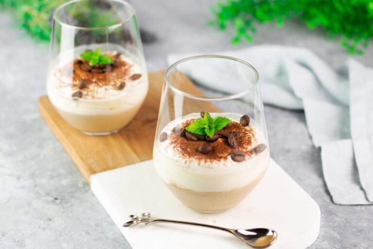 Das Kaffee-Mascarpone-Dessert ist lecker Low Carb, glutenfrei und super schnell zubereitet.