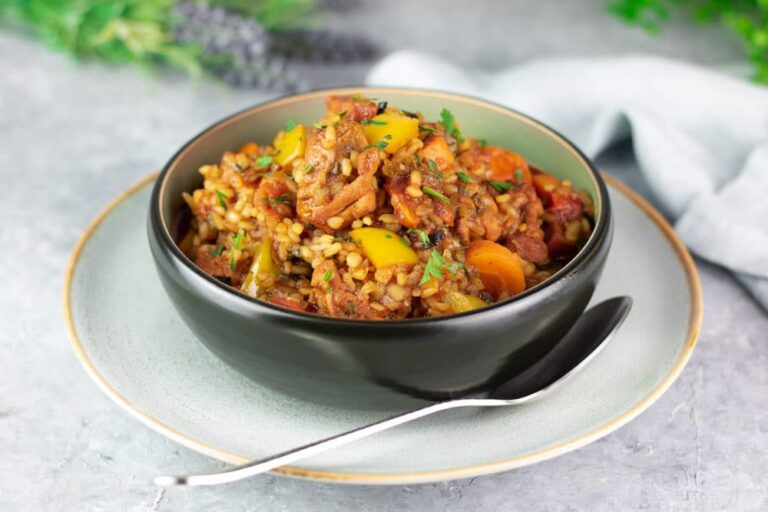 Das Jambalaya ist ein leckerer Eintopf mit Hühnchen und Wurst. Diese Variante ist zudem Low Carb und glutenfrei.