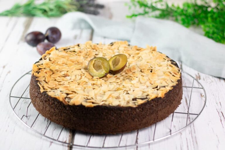 Der Zwetschgen-Schokokuchen ist ein leckerer Low Carb Kuchen der perfekt für den Herbst ist.