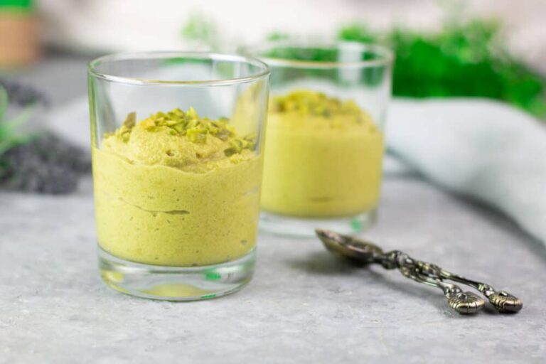 Das Pistazienmousse ist ein leckeres Dessert ohne Zucker und Mehl. Der Nachtisch ist Low Carb und glutenfrei.