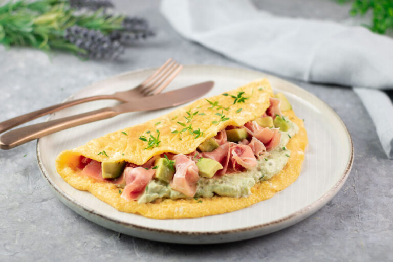 Das Avocado-Serrano-Omelett ist ein leckeres und schnelles Low Carb Gericht, welches auch noch glutenfrei und Keto geeignet ist.