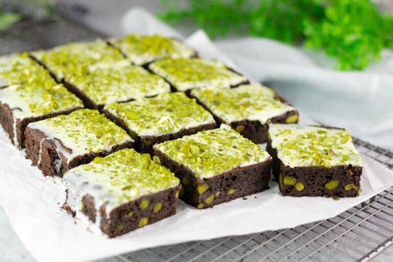 Die Pistazien-Brownies sind ohne Mehl, ohne Zucker, mit wenig Kohlenhydrate und so Low Carb und glutenfrei.