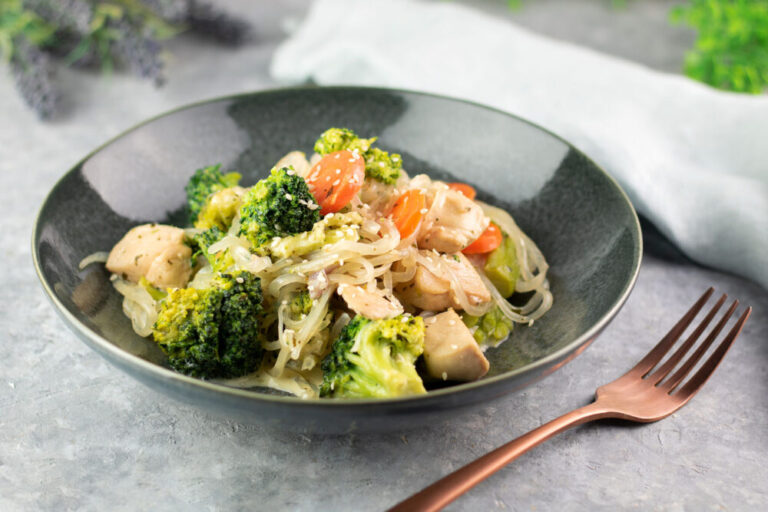 Das Brokkoli-Hähnchen mit Konjak-Nudeln sind lecker Low Carb und auch noch glutenfrei.