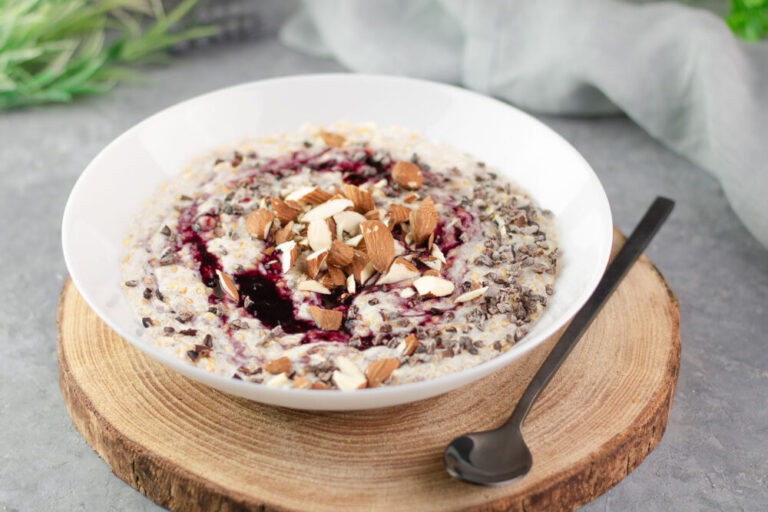 Das Low Carb Porridge ist eine schnelle Frühstücksidee die auch noch vegan und glutenfrei ist.