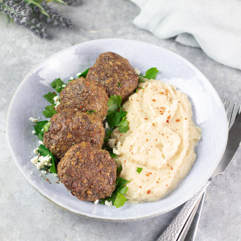 Die leckeren orientalischen Frikadellen sind mit Mandeln, Minze und Sesam verfeinert. Das Gericht ist so Low Carb und glutenfrei.