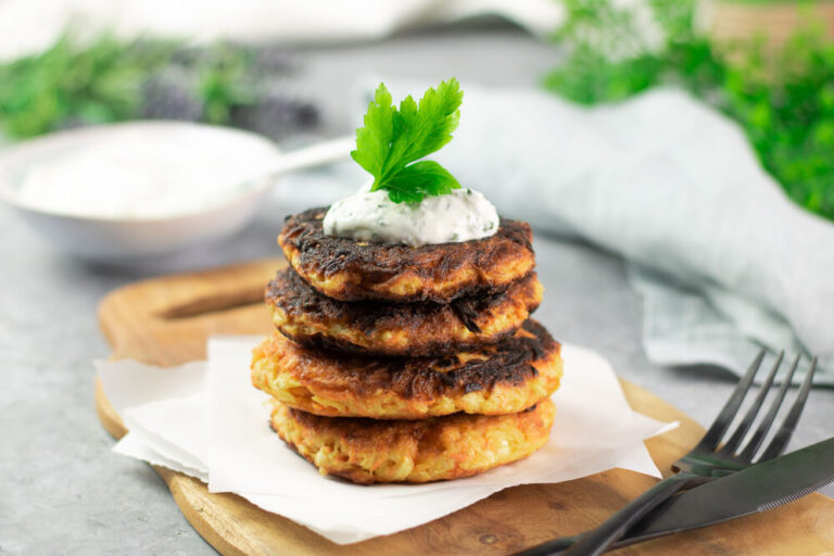 Die Sellerie-Möhren-Puffer sind eine tolle Low Carb Alternative zu Reibekuchen!