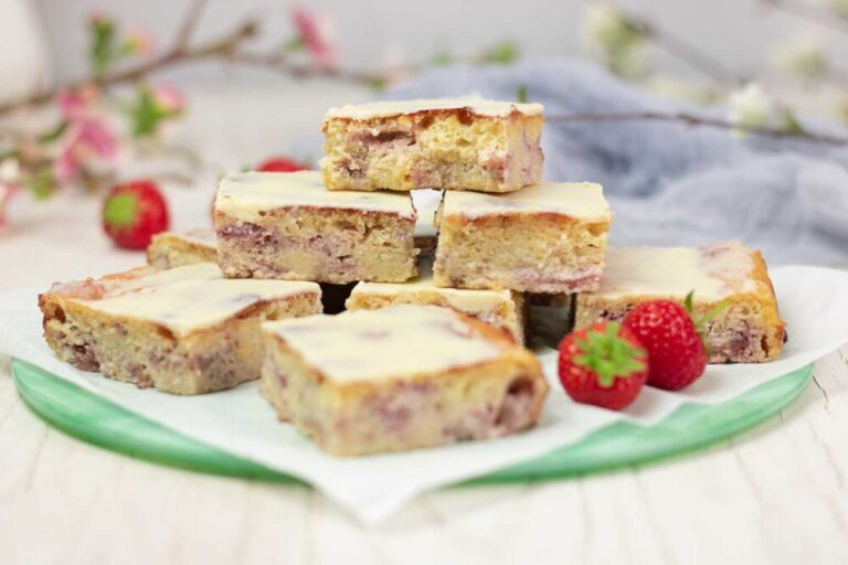 Diese Blondies mit Erdbeeren sind lecker Low Carb und glutenfrei.