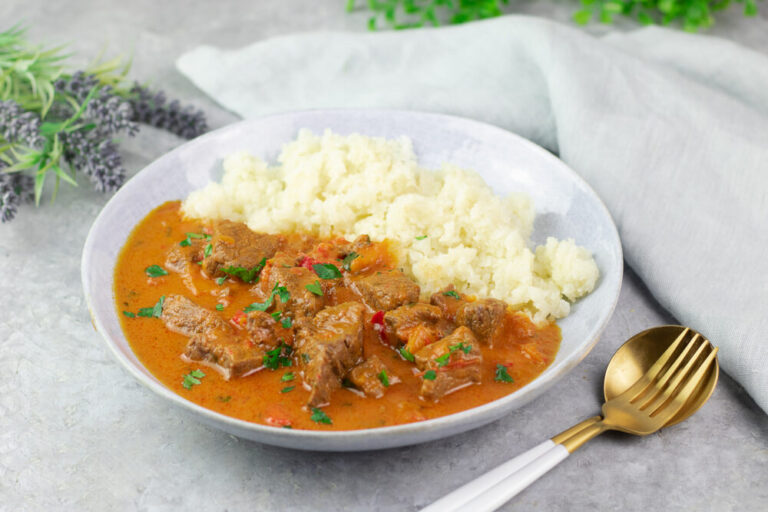 Dieses Rezept zum indischen Rinder-Curry ist gesund, Low Carb und mega lecker!