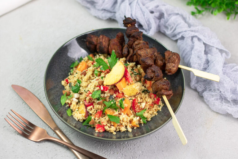 Der falsche Bulgur-Salat ist aus Blumenkohl. Er wurde orientalisch gewürzt mit Mandeln, Minze und Pfirsich. Dazu gibt es eingelegte Lammspieße