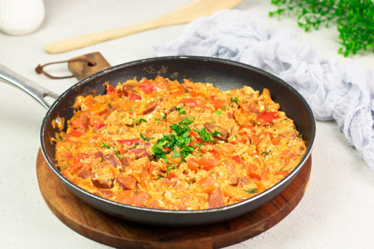 Menemen, das türkische Rührei ist lecker, super deftig und schmeckt nicht nur zum Frühstück