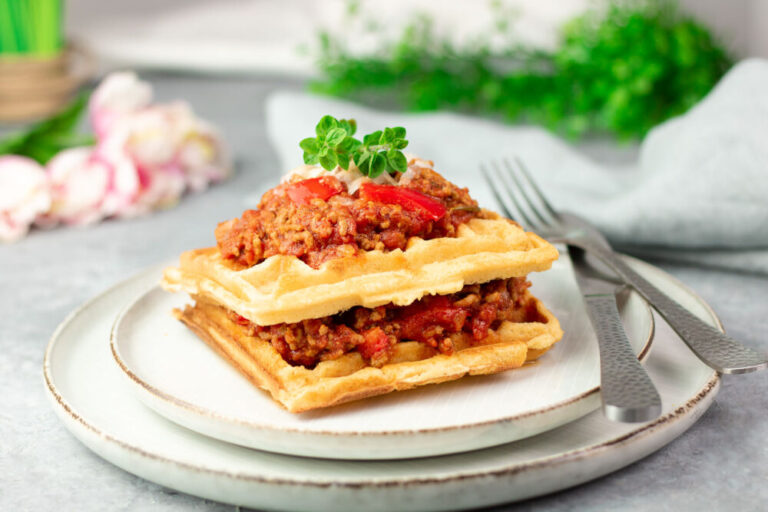 Deftige Waffeln mit Bolognese-Sauce