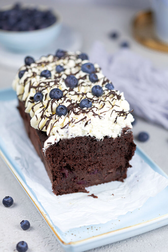 Mega saftiger Kaffeekuchen mit Blaubeeren und Sahne