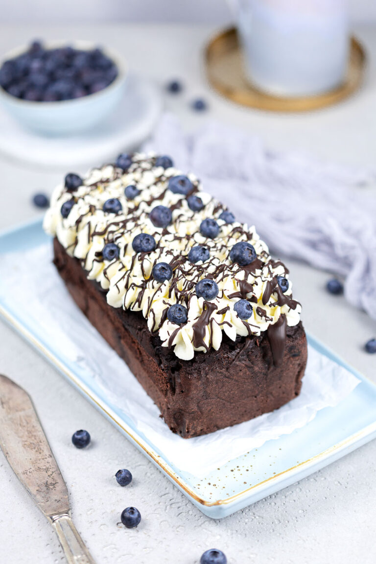 Mega saftiger Kaffeekuchen mit Blaubeeren und Sahne