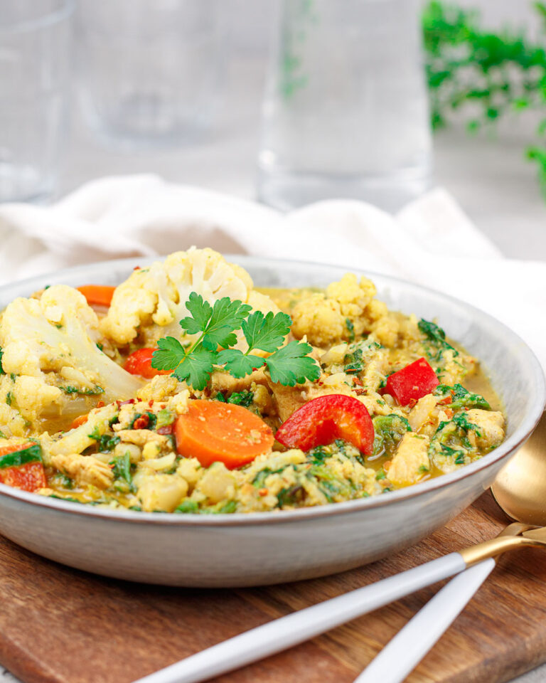 Gesundes Blumenkohl-Curry mit wenig Kohlenhydraten