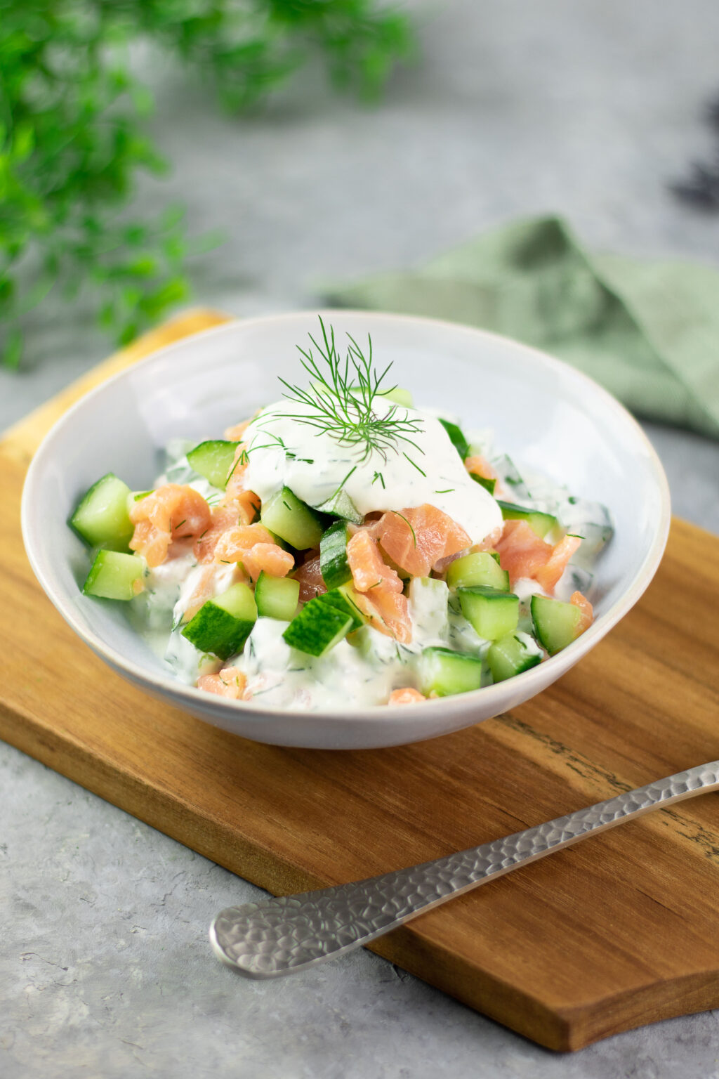 Gurkensalat mit Räucherlachs - Mittagessen für heiße Tage!